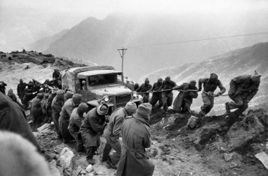 Soldiers of the Indian Army during the Sino-Indian War of 1962, pulling artillery over rugged mountain terrain, representing the conflict that challenged Nehru’s foreign policy.