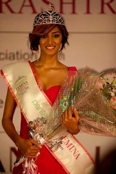 Erica Fernandes with Miss Maharashtra 2011Crown