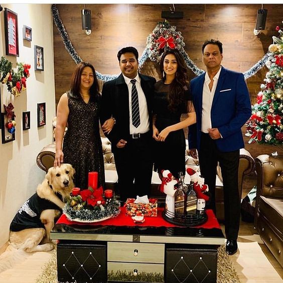 Erica Fernandes and her complete family during Christmas